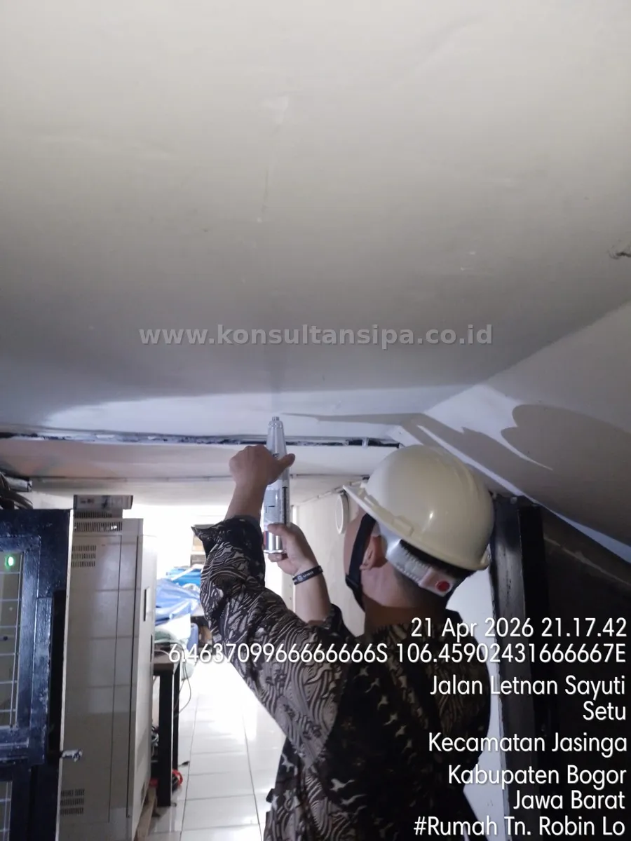 Uji hammer test pada plafon beton slab lantai atas rumah tinggal untuk kelayakan SLF