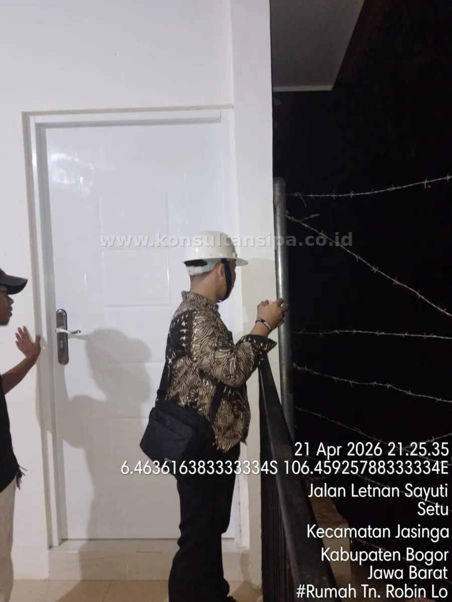 Inspeksi visual kondisi pintu dan area tangga rumah tinggal untuk survey SLF di Jasinga Bogor