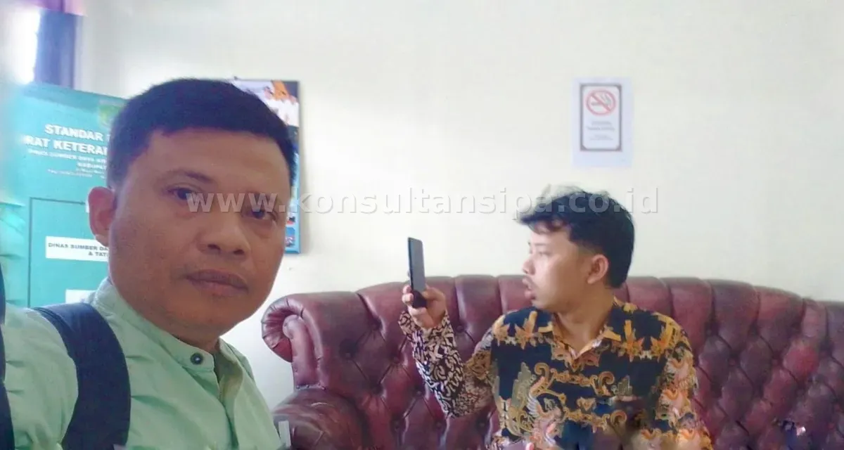Tim konsultan PT Delta Orion Konsultan berkoordinasi dengan pejabat Dinas Sumber Daya dan Tata Ruang Pasuruan untuk pengurusan SLF