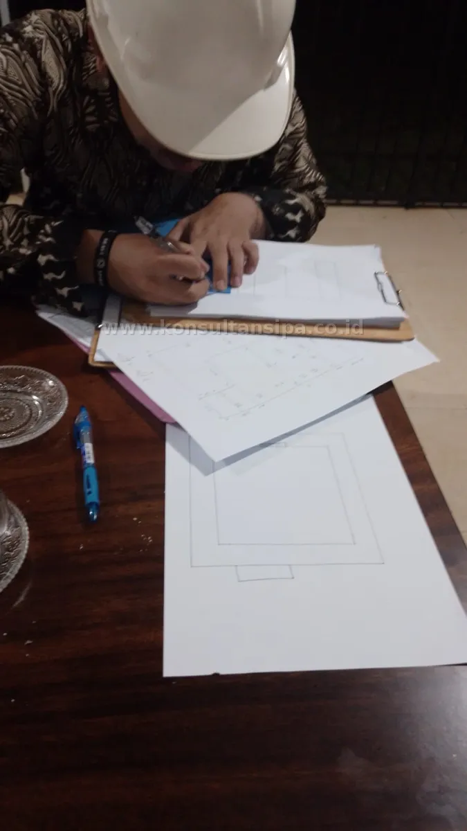 Teknisi menyusun sketsa denah bangunan rumah tinggal sebagai kelengkapan dokumen survey SLF