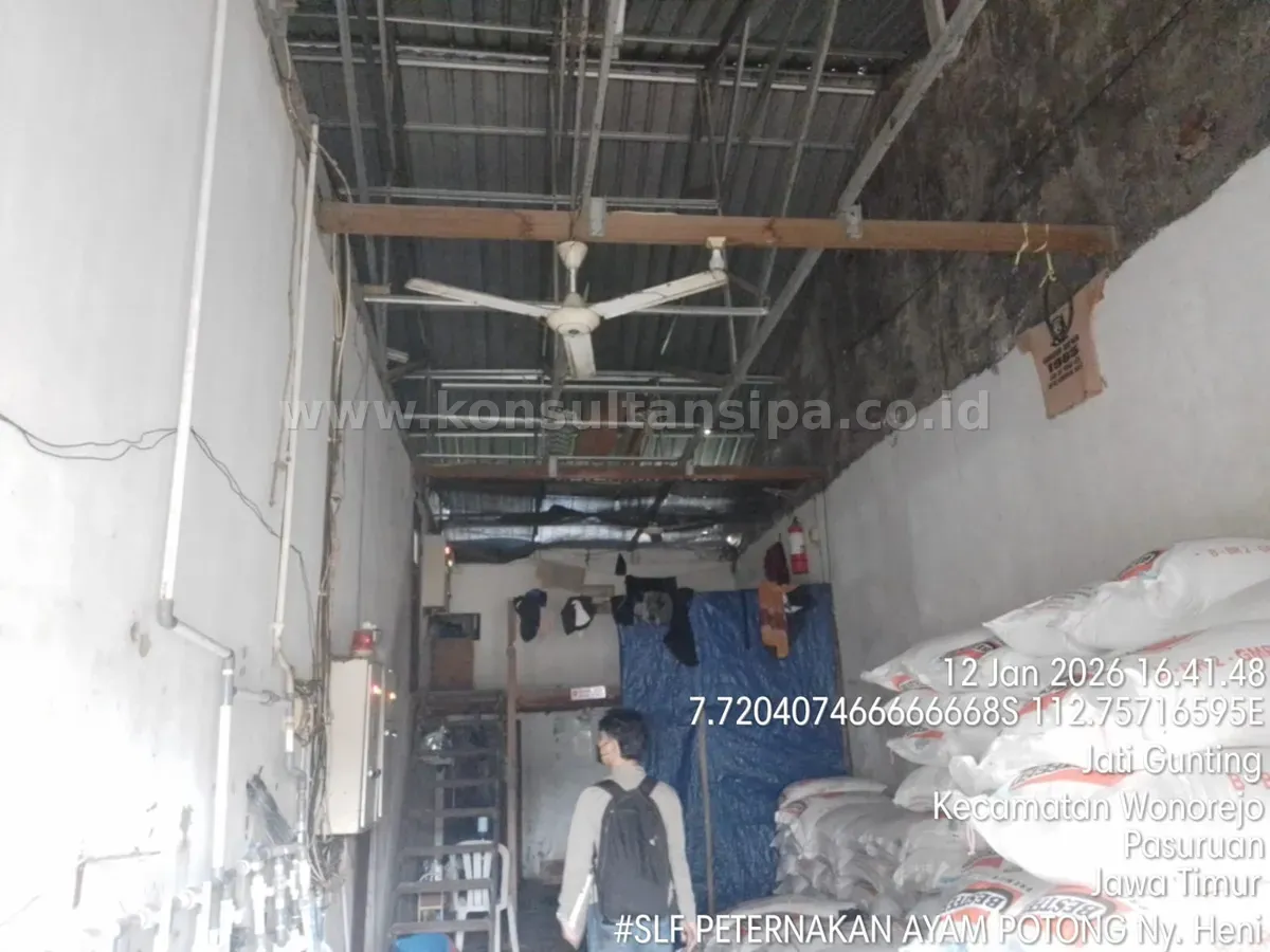 Inspeksi struktur atap dan rangka baja bangunan peternakan untuk penilaian SLF