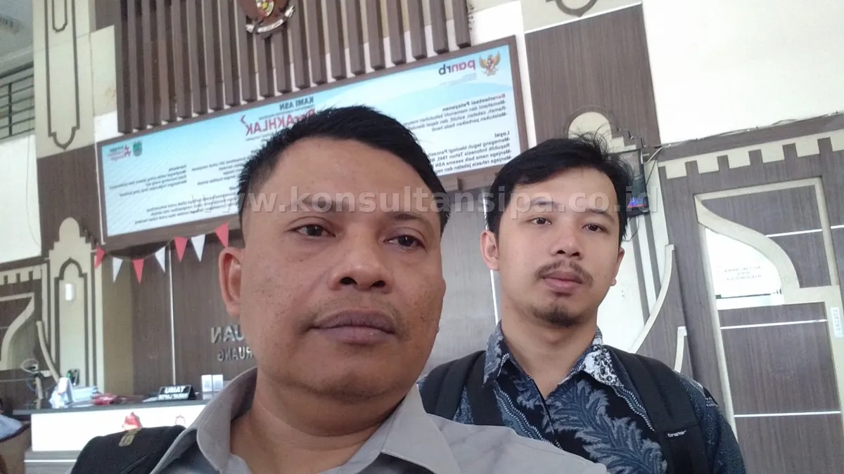 Tim PT Delta Orion Konsultan di Kantor Dinas Cipta Karya dan Tata Ruang Kabupaten Pasuruan saat pengambilan SK SLF dan PBG