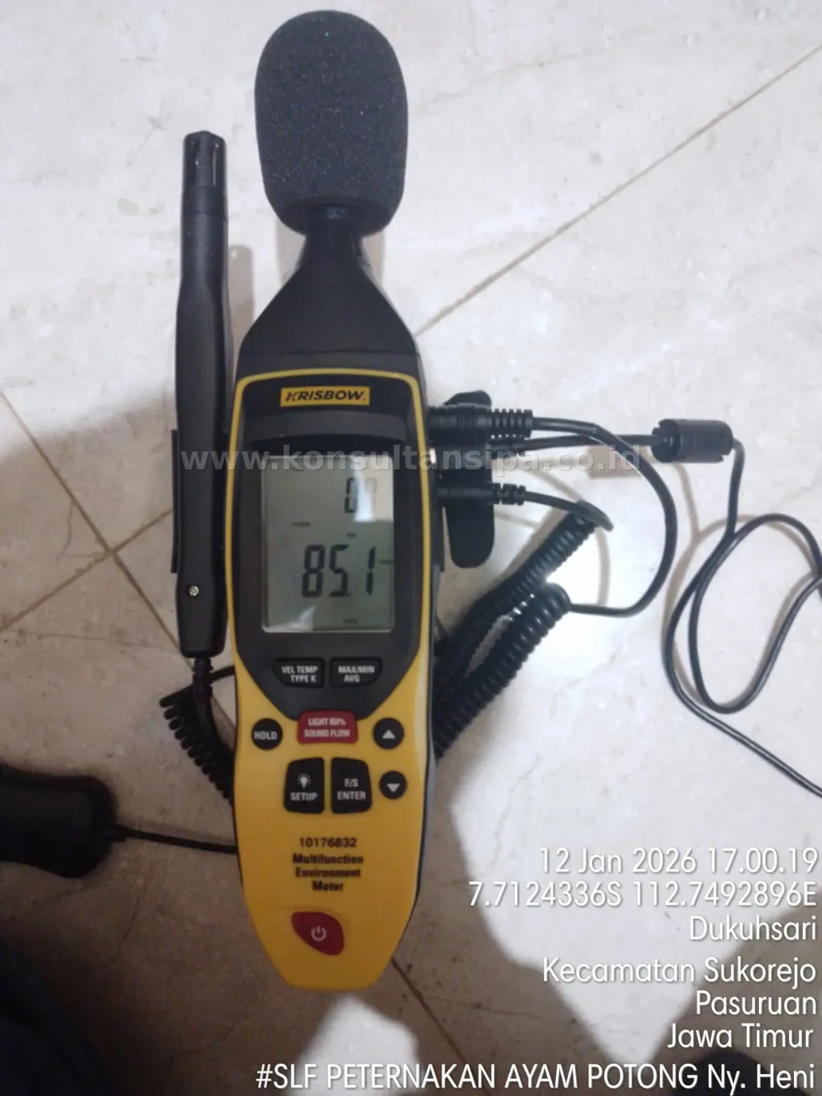 Pengujian hammer test pada tiang struktur bangunan peternakan untuk SLF